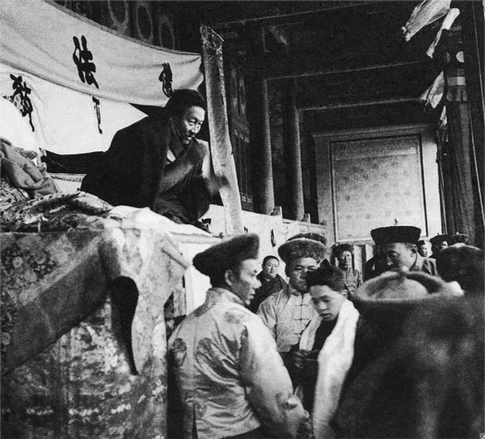 九世班禅在玉树接受僧俗信众朝拜（1937年）�?.jpg