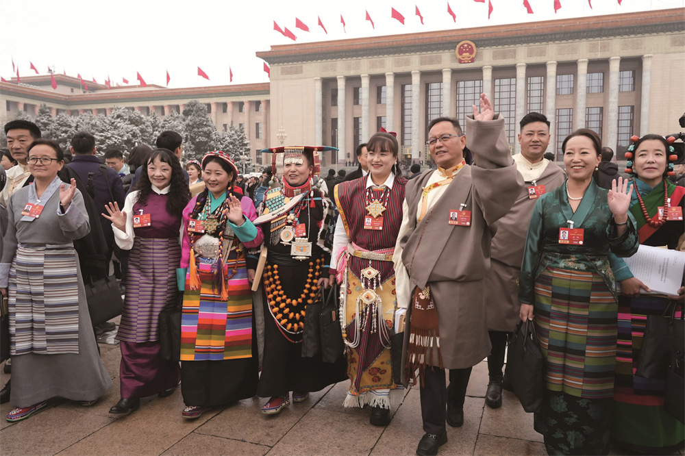 参加十四届全国人大四次会议的西藏自治区全国人大代表满�?信心，步履坚定�?�边子捷 �?.jpg